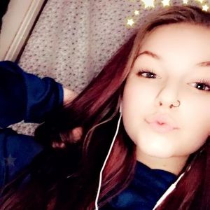 Meet your Posher, Larissa